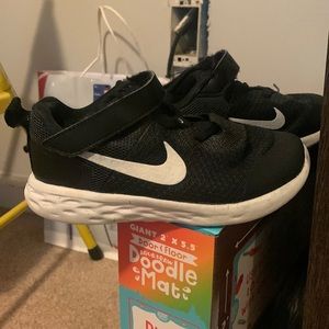 Kids Nike shoes black in color!